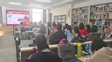 图书馆里的人们描述已自动生成