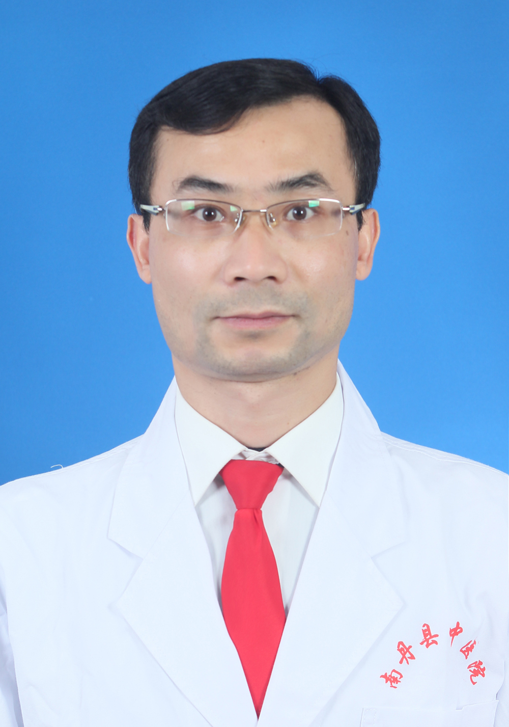 覃偉東